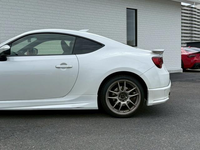 ８６ ＧＴリミテッド　６ＡＴ（６速オートマチック）　社外１８インチアルミホイール　社外エアロ　社外ヘッドライト　社外テールレンズ　社外マフラー　内装レッド　スマートキー　プッシュボタンスタート　シートヒーター　オートライト（35枚目）