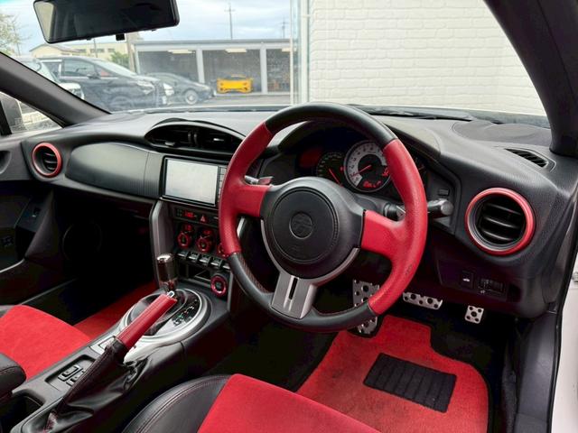 ８６ ＧＴリミテッド　６ＡＴ（６速オートマチック）　社外１８インチアルミホイール　社外エアロ　社外ヘッドライト　社外テールレンズ　社外マフラー　内装レッド　スマートキー　プッシュボタンスタート　シートヒーター　オートライト（38枚目）