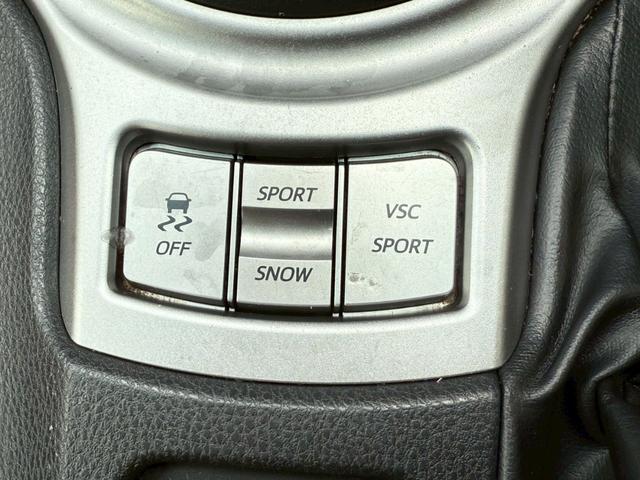 ８６ ＧＴリミテッド　６ＡＴ（６速オートマチック）　社外１８インチアルミホイール　社外エアロ　社外ヘッドライト　社外テールレンズ　社外マフラー　内装レッド　スマートキー　プッシュボタンスタート　シートヒーター　オートライト（48枚目）