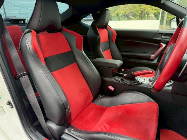 ８６ ＧＴリミテッド　６ＡＴ（６速オートマチック）　社外１８インチアルミホイール　社外エアロ　社外ヘッドライト　社外テールレンズ　社外マフラー　内装レッド　スマートキー　プッシュボタンスタート　シートヒーター　オートライト（52枚目）