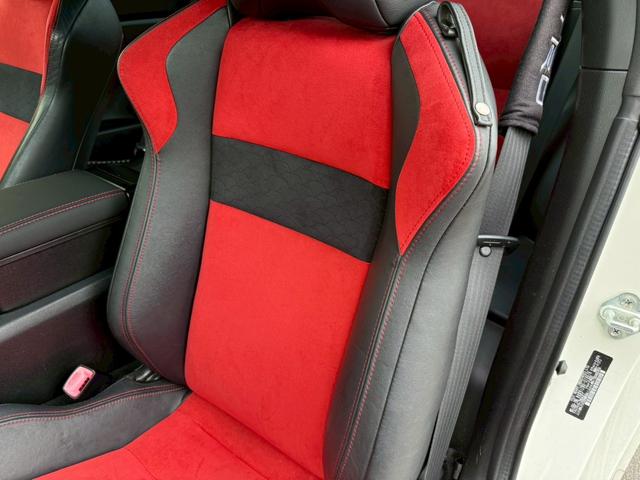 ８６ ＧＴリミテッド　６ＡＴ（６速オートマチック）　社外１８インチアルミホイール　社外エアロ　社外ヘッドライト　社外テールレンズ　社外マフラー　内装レッド　スマートキー　プッシュボタンスタート　シートヒーター　オートライト（58枚目）
