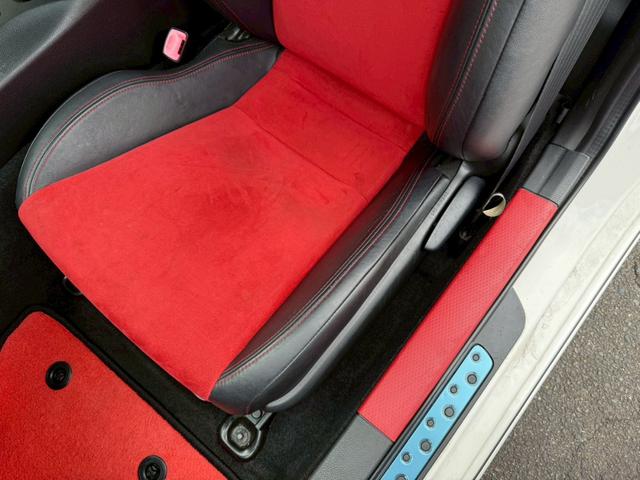 ８６ ＧＴリミテッド　６ＡＴ（６速オートマチック）　社外１８インチアルミホイール　社外エアロ　社外ヘッドライト　社外テールレンズ　社外マフラー　内装レッド　スマートキー　プッシュボタンスタート　シートヒーター　オートライト（59枚目）