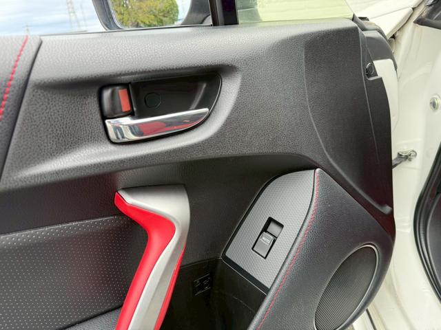 ８６ ＧＴリミテッド　６ＡＴ（６速オートマチック）　社外１８インチアルミホイール　社外エアロ　社外ヘッドライト　社外テールレンズ　社外マフラー　内装レッド　スマートキー　プッシュボタンスタート　シートヒーター　オートライト（60枚目）