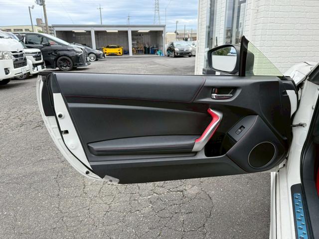 ８６ ＧＴリミテッド　６ＡＴ（６速オートマチック）　社外１８インチアルミホイール　社外エアロ　社外ヘッドライト　社外テールレンズ　社外マフラー　内装レッド　スマートキー　プッシュボタンスタート　シートヒーター　オートライト（61枚目）