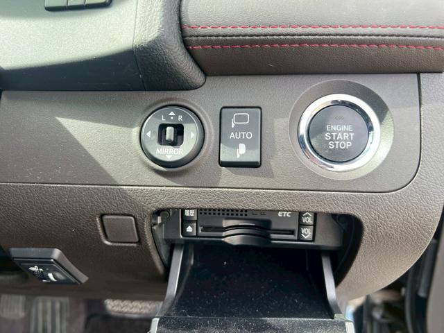 クラウン アスリート　スペシャルナビパッケージ　メーカーナビ　バックカメラ　ＥＴＣ　シートカバー　プッシュボタンスタート　サイドエアバッグ　盗難防止装置　オートクルーズ　オートエアコン　ＥＴＣ付き　エアバッグ　衝突安全ボディ　ＤＶＤ再生　ＨＤＤナビ（42枚目）