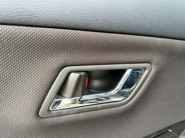 クラウン アスリート　スペシャルナビパッケージ　メーカーナビ　バックカメラ　ＥＴＣ　シートカバー　プッシュボタンスタート　サイドエアバッグ　盗難防止装置　オートクルーズ　オートエアコン　ＥＴＣ付き　エアバッグ　衝突安全ボディ　ＤＶＤ再生　ＨＤＤナビ（69枚目）