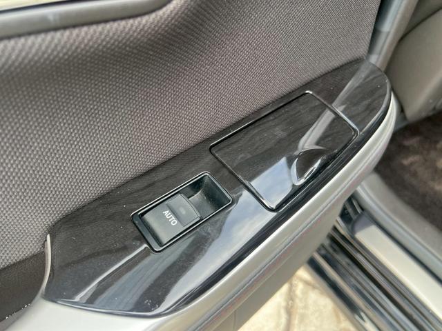 クラウン アスリート　スペシャルナビパッケージ　メーカーナビ　バックカメラ　ＥＴＣ　シートカバー　プッシュボタンスタート　サイドエアバッグ　盗難防止装置　オートクルーズ　オートエアコン　ＥＴＣ付き　エアバッグ　衝突安全ボディ　ＤＶＤ再生　ＨＤＤナビ（70枚目）