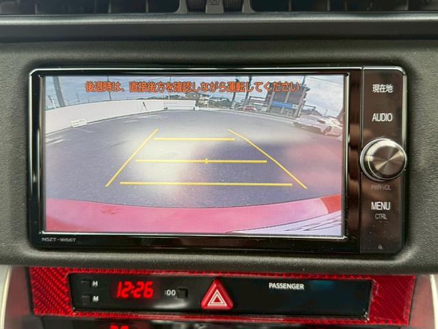 ８６ ＧＴリミテッド　ＴＲＤエアロ　ＨＫＳマフラー／サスペンション／レーシングサクション　ＢＬＩＴＺストラットタワー　ＣＲＯＳＳＳＰＥＥＤ１８インチアルミホイール　ＮＡＲＤＩステアリング　リアウイング　バックカメラ純正ナビ（4枚目）