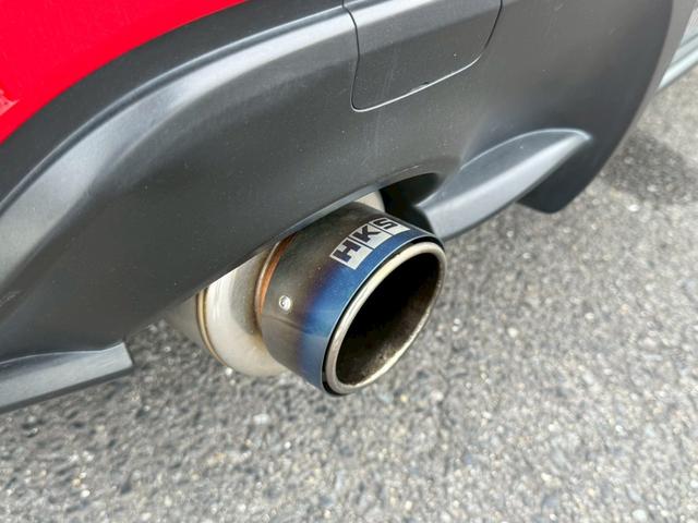 ８６ ＧＴリミテッド　ＴＲＤエアロ　ＨＫＳマフラー／サスペンション／レーシングサクション　ＢＬＩＴＺストラットタワー　ＣＲＯＳＳＳＰＥＥＤ１８インチアルミホイール　ＮＡＲＤＩステアリング　リアウイング　バックカメラ純正ナビ（6枚目）