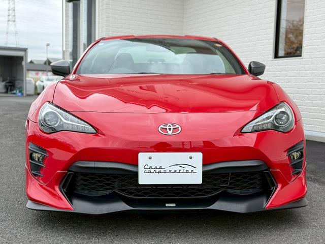 ８６ ＧＴリミテッド　ＴＲＤエアロ　ＨＫＳマフラー／サスペンション／レーシングサクション　ＢＬＩＴＺストラットタワー　ＣＲＯＳＳＳＰＥＥＤ１８インチアルミホイール　ＮＡＲＤＩステアリング　リアウイング　バックカメラ純正ナビ（8枚目）