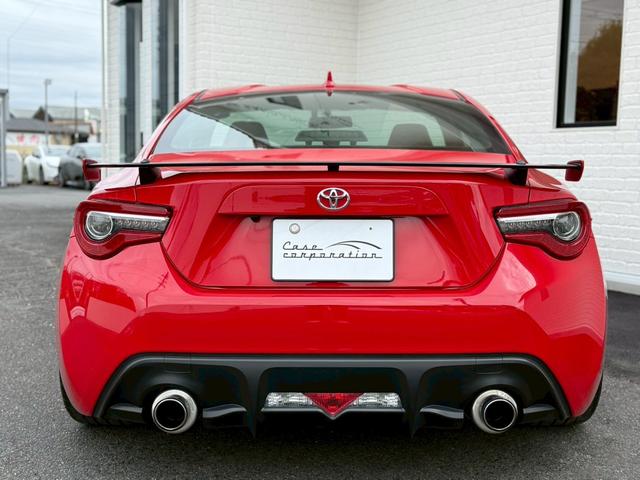 ８６ ＧＴリミテッド　ＴＲＤエアロ　ＨＫＳマフラー／サスペンション／レーシングサクション　ＢＬＩＴＺストラットタワー　ＣＲＯＳＳＳＰＥＥＤ１８インチアルミホイール　ＮＡＲＤＩステアリング　リアウイング　バックカメラ純正ナビ（9枚目）