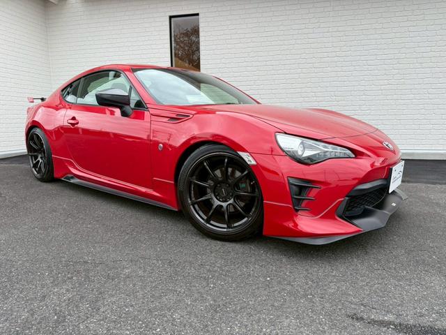 ８６ ＧＴリミテッド　ＴＲＤエアロ　ＨＫＳマフラー／サスペンション／レーシングサクション　ＢＬＩＴＺストラットタワー　ＣＲＯＳＳＳＰＥＥＤ１８インチアルミホイール　ＮＡＲＤＩステアリング　リアウイング　バックカメラ純正ナビ（10枚目）