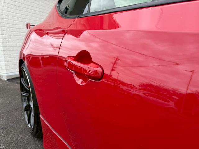 ８６ ＧＴリミテッド　ＴＲＤエアロ　ＨＫＳマフラー／サスペンション／レーシングサクション　ＢＬＩＴＺストラットタワー　ＣＲＯＳＳＳＰＥＥＤ１８インチアルミホイール　ＮＡＲＤＩステアリング　リアウイング　バックカメラ純正ナビ（17枚目）