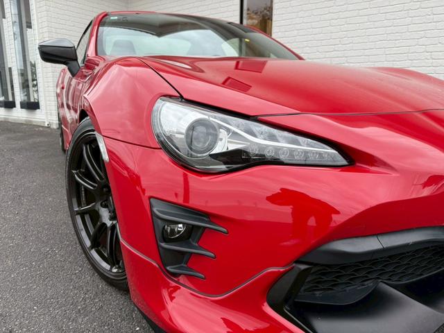 ８６ ＧＴリミテッド　ＴＲＤエアロ　ＨＫＳマフラー／サスペンション／レーシングサクション　ＢＬＩＴＺストラットタワー　ＣＲＯＳＳＳＰＥＥＤ１８インチアルミホイール　ＮＡＲＤＩステアリング　リアウイング　バックカメラ純正ナビ（18枚目）