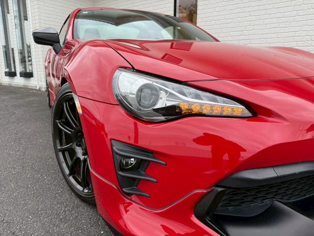 ８６ ＧＴリミテッド　ＴＲＤエアロ　ＨＫＳマフラー／サスペンション／レーシングサクション　ＢＬＩＴＺストラットタワー　ＣＲＯＳＳＳＰＥＥＤ１８インチアルミホイール　ＮＡＲＤＩステアリング　リアウイング　バックカメラ純正ナビ（19枚目）