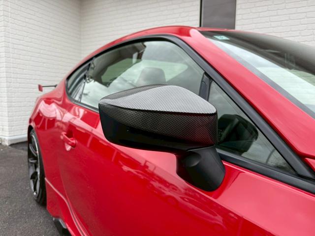 ８６ ＧＴリミテッド　ＴＲＤエアロ　ＨＫＳマフラー／サスペンション／レーシングサクション　ＢＬＩＴＺストラットタワー　ＣＲＯＳＳＳＰＥＥＤ１８インチアルミホイール　ＮＡＲＤＩステアリング　リアウイング　バックカメラ純正ナビ（20枚目）