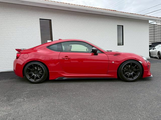 ８６ ＧＴリミテッド　ＴＲＤエアロ　ＨＫＳマフラー／サスペンション／レーシングサクション　ＢＬＩＴＺストラットタワー　ＣＲＯＳＳＳＰＥＥＤ１８インチアルミホイール　ＮＡＲＤＩステアリング　リアウイング　バックカメラ純正ナビ（21枚目）