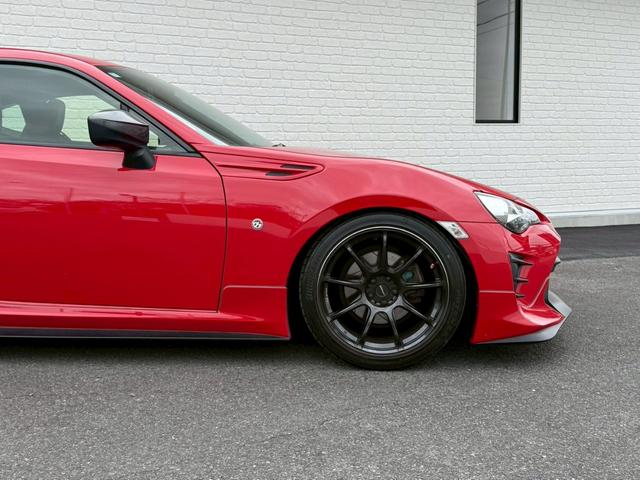 ８６ ＧＴリミテッド　ＴＲＤエアロ　ＨＫＳマフラー／サスペンション／レーシングサクション　ＢＬＩＴＺストラットタワー　ＣＲＯＳＳＳＰＥＥＤ１８インチアルミホイール　ＮＡＲＤＩステアリング　リアウイング　バックカメラ純正ナビ（22枚目）