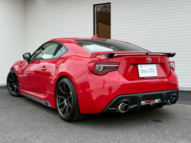 ８６ ＧＴリミテッド　ＴＲＤエアロ　ＨＫＳマフラー／サスペンション／レーシングサクション　ＢＬＩＴＺストラットタワー　ＣＲＯＳＳＳＰＥＥＤ１８インチアルミホイール　ＮＡＲＤＩステアリング　リアウイング　バックカメラ純正ナビ（24枚目）