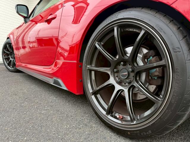 ８６ ＧＴリミテッド　ＴＲＤエアロ　ＨＫＳマフラー／サスペンション／レーシングサクション　ＢＬＩＴＺストラットタワー　ＣＲＯＳＳＳＰＥＥＤ１８インチアルミホイール　ＮＡＲＤＩステアリング　リアウイング　バックカメラ純正ナビ（31枚目）