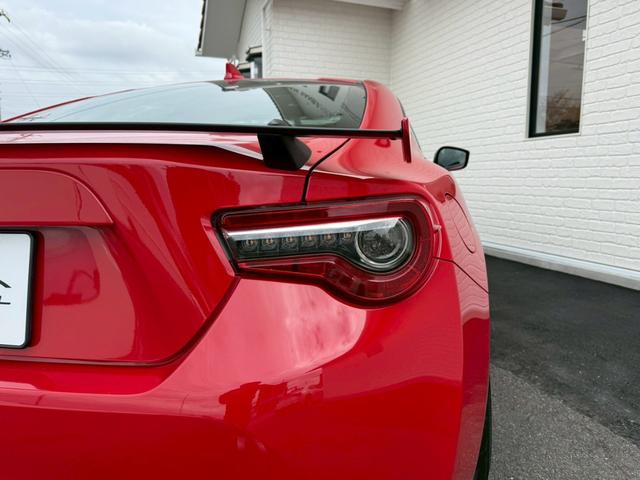 ８６ ＧＴリミテッド　ＴＲＤエアロ　ＨＫＳマフラー／サスペンション／レーシングサクション　ＢＬＩＴＺストラットタワー　ＣＲＯＳＳＳＰＥＥＤ１８インチアルミホイール　ＮＡＲＤＩステアリング　リアウイング　バックカメラ純正ナビ（34枚目）