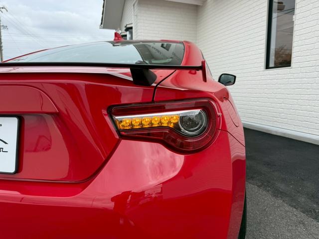８６ ＧＴリミテッド　ＴＲＤエアロ　ＨＫＳマフラー／サスペンション／レーシングサクション　ＢＬＩＴＺストラットタワー　ＣＲＯＳＳＳＰＥＥＤ１８インチアルミホイール　ＮＡＲＤＩステアリング　リアウイング　バックカメラ純正ナビ（35枚目）
