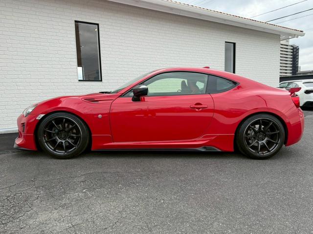 ８６ ＧＴリミテッド　ＴＲＤエアロ　ＨＫＳマフラー／サスペンション／レーシングサクション　ＢＬＩＴＺストラットタワー　ＣＲＯＳＳＳＰＥＥＤ１８インチアルミホイール　ＮＡＲＤＩステアリング　リアウイング　バックカメラ純正ナビ（36枚目）