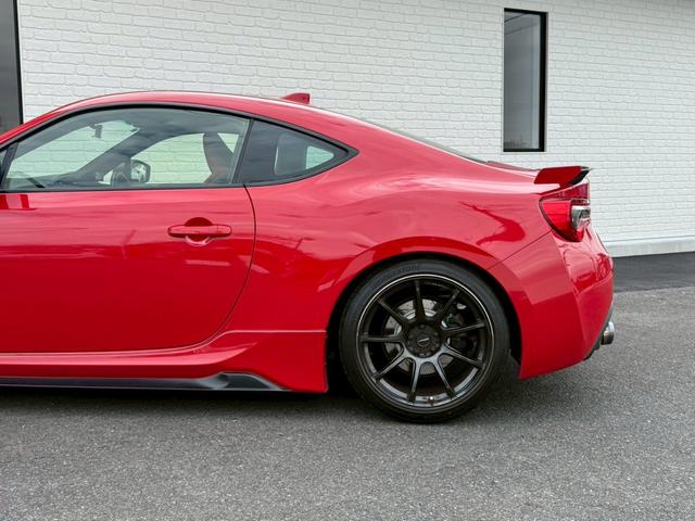 ８６ ＧＴリミテッド　ＴＲＤエアロ　ＨＫＳマフラー／サスペンション／レーシングサクション　ＢＬＩＴＺストラットタワー　ＣＲＯＳＳＳＰＥＥＤ１８インチアルミホイール　ＮＡＲＤＩステアリング　リアウイング　バックカメラ純正ナビ（37枚目）