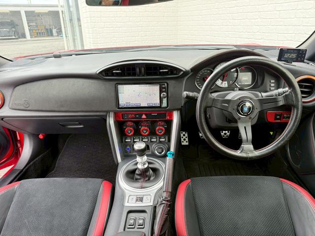 ８６ ＧＴリミテッド　ＴＲＤエアロ　ＨＫＳマフラー／サスペンション／レーシングサクション　ＢＬＩＴＺストラットタワー　ＣＲＯＳＳＳＰＥＥＤ１８インチアルミホイール　ＮＡＲＤＩステアリング　リアウイング　バックカメラ純正ナビ（39枚目）