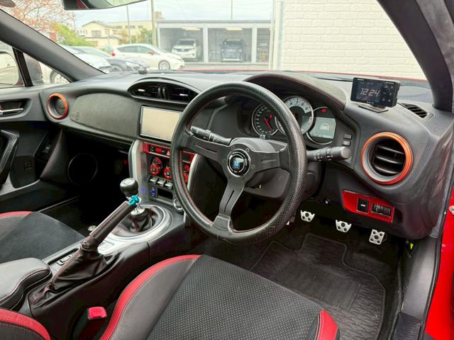 ８６ ＧＴリミテッド　ＴＲＤエアロ　ＨＫＳマフラー／サスペンション／レーシングサクション　ＢＬＩＴＺストラットタワー　ＣＲＯＳＳＳＰＥＥＤ１８インチアルミホイール　ＮＡＲＤＩステアリング　リアウイング　バックカメラ純正ナビ（40枚目）