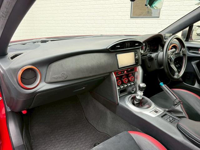 ８６ ＧＴリミテッド　ＴＲＤエアロ　ＨＫＳマフラー／サスペンション／レーシングサクション　ＢＬＩＴＺストラットタワー　ＣＲＯＳＳＳＰＥＥＤ１８インチアルミホイール　ＮＡＲＤＩステアリング　リアウイング　バックカメラ純正ナビ（41枚目）