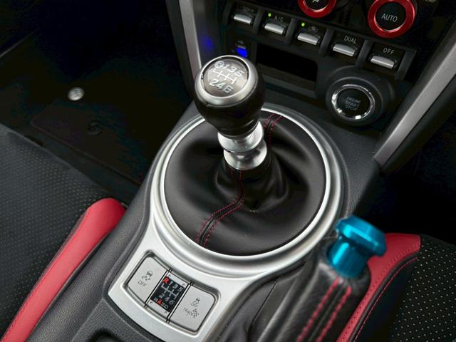 ８６ ＧＴリミテッド　ＴＲＤエアロ　ＨＫＳマフラー／サスペンション／レーシングサクション　ＢＬＩＴＺストラットタワー　ＣＲＯＳＳＳＰＥＥＤ１８インチアルミホイール　ＮＡＲＤＩステアリング　リアウイング　バックカメラ純正ナビ（49枚目）
