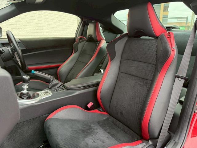 ８６ ＧＴリミテッド　ＴＲＤエアロ　ＨＫＳマフラー／サスペンション／レーシングサクション　ＢＬＩＴＺストラットタワー　ＣＲＯＳＳＳＰＥＥＤ１８インチアルミホイール　ＮＡＲＤＩステアリング　リアウイング　バックカメラ純正ナビ（62枚目）