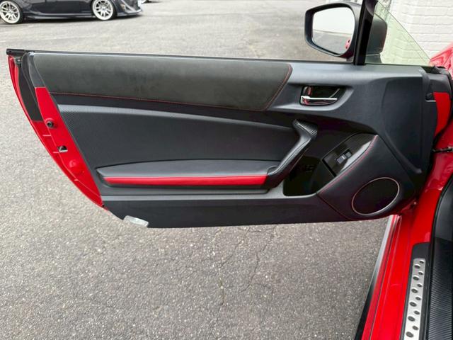 ８６ ＧＴリミテッド　ＴＲＤエアロ　ＨＫＳマフラー／サスペンション／レーシングサクション　ＢＬＩＴＺストラットタワー　ＣＲＯＳＳＳＰＥＥＤ１８インチアルミホイール　ＮＡＲＤＩステアリング　リアウイング　バックカメラ純正ナビ（66枚目）