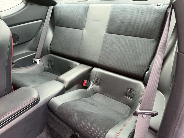 ８６ ＧＴリミテッド　ＴＲＤエアロ　ＨＫＳマフラー／サスペンション／レーシングサクション　ＢＬＩＴＺストラットタワー　ＣＲＯＳＳＳＰＥＥＤ１８インチアルミホイール　ＮＡＲＤＩステアリング　リアウイング　バックカメラ純正ナビ（70枚目）