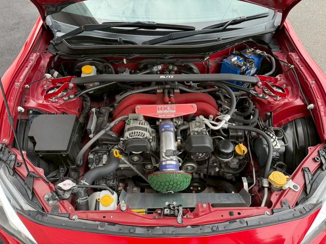 ８６ ＧＴリミテッド　ＴＲＤエアロ　ＨＫＳマフラー／サスペンション／レーシングサクション　ＢＬＩＴＺストラットタワー　ＣＲＯＳＳＳＰＥＥＤ１８インチアルミホイール　ＮＡＲＤＩステアリング　リアウイング　バックカメラ純正ナビ（74枚目）
