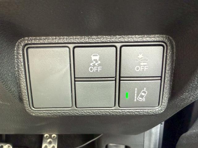 シビック ハッチバック　ホンダセンシング　モデューロ１８インチＡＷ　純正エアロパーツ　オレンジアクセントエクステリアパネル　カロッツェリア　バックカメラ　純正ドライブレコーダー　ビルトインＥＴＣ　　ステンレス製スポーツペダル　　オートクルーズ（6枚目）