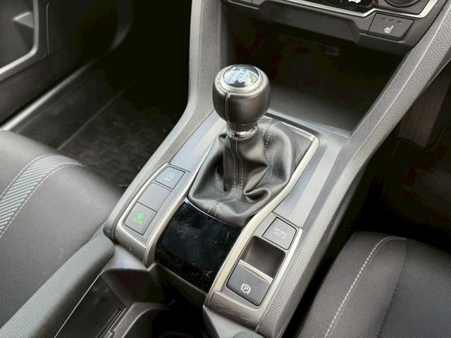 シビック ハッチバック　ホンダセンシング　モデューロ１８インチＡＷ　純正エアロパーツ　オレンジアクセントエクステリアパネル　カロッツェリア　バックカメラ　純正ドライブレコーダー　ビルトインＥＴＣ　　ステンレス製スポーツペダル　　オートクルーズ（50枚目）