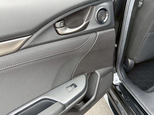 シビック ハッチバック　ホンダセンシング　モデューロ１８インチＡＷ　純正エアロパーツ　オレンジアクセントエクステリアパネル　カロッツェリア　バックカメラ　純正ドライブレコーダー　ビルトインＥＴＣ　　ステンレス製スポーツペダル　　オートクルーズ（71枚目）