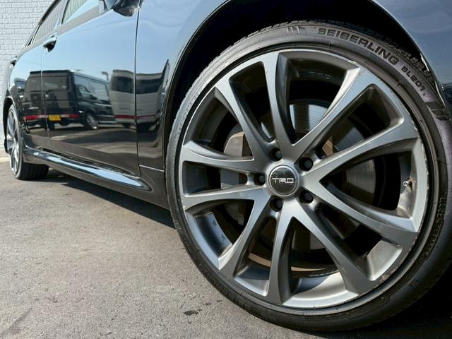 クラウン アスリートＧパッケージ　サンルーフ　純正ナビ　フルセグＴＶ　バックカメラ　ＨＩＤヘッドライト　プッシュボタンスタート　スマートキー　ＤＶＤ　パワーシート　アクセサリーソケット　電動サンシェード　ＴＲＤ１９インチアルミホイール（6枚目）