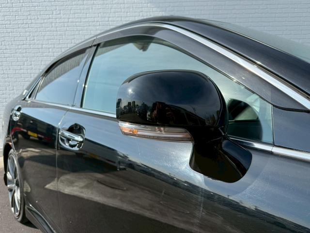 クラウン アスリートＧパッケージ　サンルーフ　純正ナビ　フルセグＴＶ　バックカメラ　ＨＩＤヘッドライト　プッシュボタンスタート　スマートキー　ＤＶＤ　パワーシート　アクセサリーソケット　電動サンシェード　ＴＲＤ１９インチアルミホイール（18枚目）