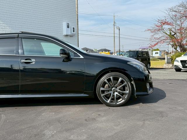 クラウン アスリートＧパッケージ　サンルーフ　純正ナビ　フルセグＴＶ　バックカメラ　ＨＩＤヘッドライト　プッシュボタンスタート　スマートキー　ＤＶＤ　パワーシート　アクセサリーソケット　電動サンシェード　ＴＲＤ１９インチアルミホイール（20枚目）