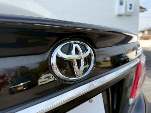 クラウン アスリートＧパッケージ　サンルーフ　純正ナビ　フルセグＴＶ　バックカメラ　ＨＩＤヘッドライト　プッシュボタンスタート　スマートキー　ＤＶＤ　パワーシート　アクセサリーソケット　電動サンシェード　ＴＲＤ１９インチアルミホイール（26枚目）