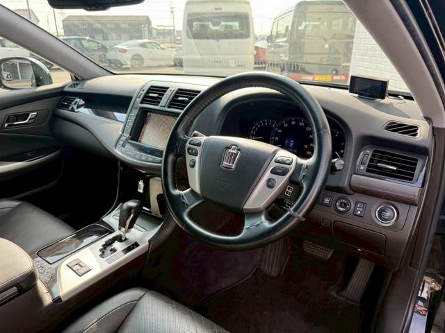 クラウン アスリートＧパッケージ　サンルーフ　純正ナビ　フルセグＴＶ　バックカメラ　ＨＩＤヘッドライト　プッシュボタンスタート　スマートキー　ＤＶＤ　パワーシート　アクセサリーソケット　電動サンシェード　ＴＲＤ１９インチアルミホイール（40枚目）