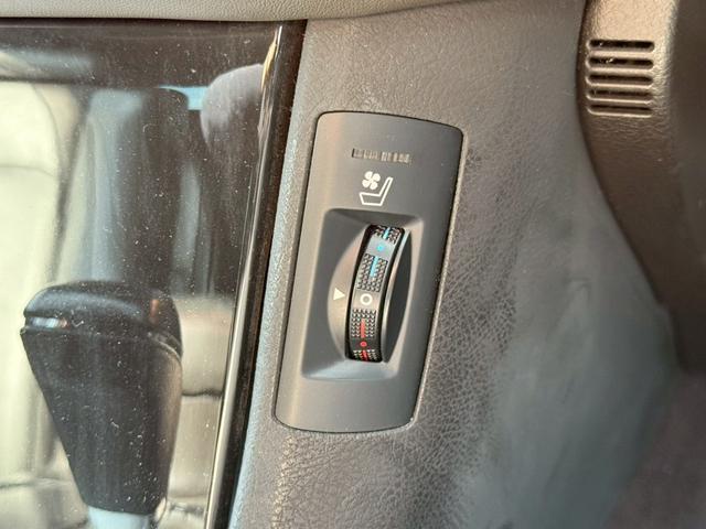 クラウン アスリートＧパッケージ　サンルーフ　純正ナビ　フルセグＴＶ　バックカメラ　ＨＩＤヘッドライト　プッシュボタンスタート　スマートキー　ＤＶＤ　パワーシート　アクセサリーソケット　電動サンシェード　ＴＲＤ１９インチアルミホイール（51枚目）