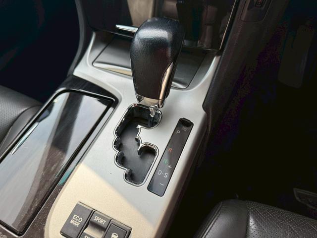 クラウン アスリートＧパッケージ　サンルーフ　純正ナビ　フルセグＴＶ　バックカメラ　ＨＩＤヘッドライト　プッシュボタンスタート　スマートキー　ＤＶＤ　パワーシート　アクセサリーソケット　電動サンシェード　ＴＲＤ１９インチアルミホイール（52枚目）