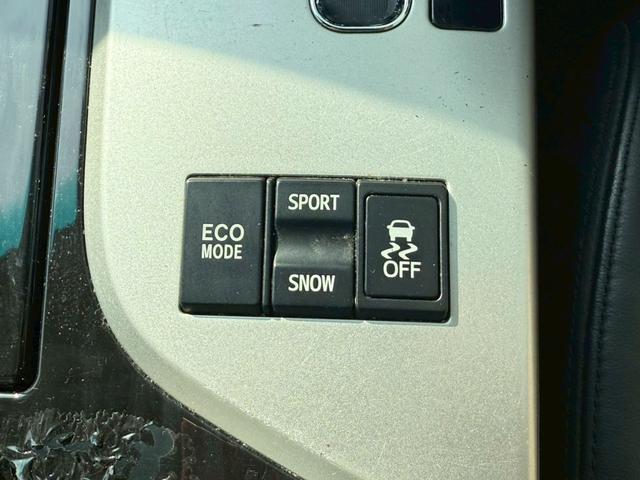 クラウン アスリートＧパッケージ　サンルーフ　純正ナビ　フルセグＴＶ　バックカメラ　ＨＩＤヘッドライト　プッシュボタンスタート　スマートキー　ＤＶＤ　パワーシート　アクセサリーソケット　電動サンシェード　ＴＲＤ１９インチアルミホイール（53枚目）