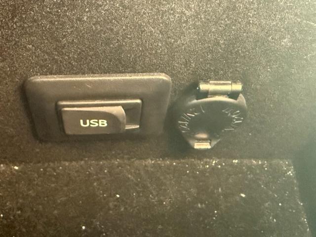 クラウン アスリートＧパッケージ　サンルーフ　純正ナビ　フルセグＴＶ　バックカメラ　ＨＩＤヘッドライト　プッシュボタンスタート　スマートキー　ＤＶＤ　パワーシート　アクセサリーソケット　電動サンシェード　ＴＲＤ１９インチアルミホイール（54枚目）