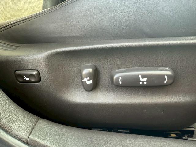 クラウン アスリートＧパッケージ　サンルーフ　純正ナビ　フルセグＴＶ　バックカメラ　ＨＩＤヘッドライト　プッシュボタンスタート　スマートキー　ＤＶＤ　パワーシート　アクセサリーソケット　電動サンシェード　ＴＲＤ１９インチアルミホイール（59枚目）