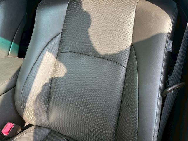 クラウン アスリートＧパッケージ　サンルーフ　純正ナビ　フルセグＴＶ　バックカメラ　ＨＩＤヘッドライト　プッシュボタンスタート　スマートキー　ＤＶＤ　パワーシート　アクセサリーソケット　電動サンシェード　ＴＲＤ１９インチアルミホイール（63枚目）